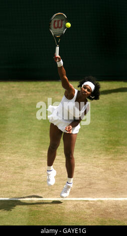 Serena Williams aux États-Unis dans son match de demi-finale contre Jie Zheng en Chine lors des championnats de Wimbledon 2008 au All England tennis Club à Wimbledon. Banque D'Images