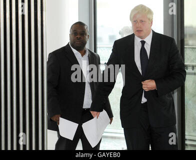 Le maire de Londres Boris Johnson tient une conférence de presse avec le maire adjoint Ray Lewis à l'hôtel de ville de Londres. Banque D'Images