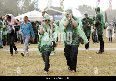 La foule brave le temps pendant le jour d'ouverture du O2 Wireless Festival à Hyde Park, dans le centre de Londres. Banque D'Images