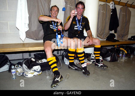 Rugby Union - Zurich Premiership - final - Gloucester / London Wasps.Mark Van Gisbergen (l) et son coéquipier Fraser Waters célèbrent la victoire lors de la première finale de Zurich Banque D'Images