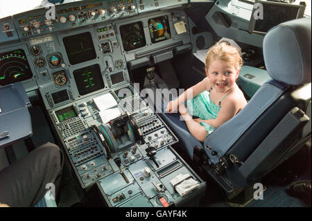 Un enfant qui visite le cockpit d'un Airbus A380 Banque D'Images