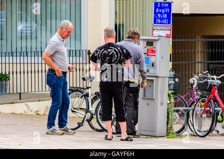 Motala, Suède - 21 juin 2016 : Les gens en file pour payer pour un espace de stationnement. Situation de la vie réelle. Banque D'Images