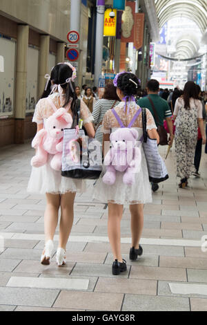 Deux japonais in matching tenues et ours sac à dos. Banque D'Images