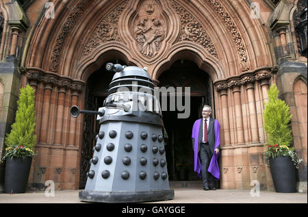 Un Dalek attend que le docteur qui l'écrivain et producteur Steven Moffat comme il reçoit un diplôme honorifique de l'Université de l'ouest de l'Écosse au Thomas Coats Memorial Baptist Church à Paisley. Banque D'Images