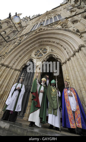 L'archevêque de Canterbury Dr Rowan Williams (deuxième à gauche) et l'archevêque de York Dr John Sentamu (deuxième à droite) se sont déferlées pour les adeptes alors qu'ils quittent le service à York Minster aujourd'hui avant la session d'aujourd'hui du général Synode de l'Église d'Angleterre. Banque D'Images