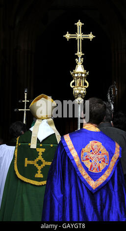 L'Archevêque de Canterbury Dr. Rowan Williams (à gauche) quitte un service à York Minster aujourd'hui avant la session d'aujourd'hui du général Synode de l'Église d'Angleterre. Banque D'Images