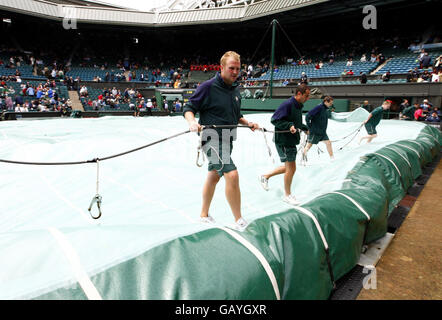 Les couvertures sont dégonflées sur le court central après une période de pluie lors des championnats de Wimbledon 2008 au All England tennis Club de Wimbledon. Banque D'Images