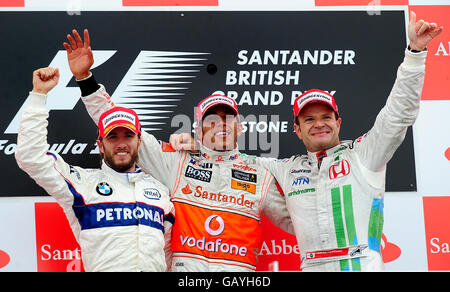 Lewis Hamilton de McLaren célèbre après avoir remporté le Grand Prix britannique avec la deuxième place (à gauche) Nick Heidfeld (GER) de BMW et la troisième place Rubens Barrichello (BRA) de Honda lors du Grand Prix britannique à Silverstone, dans le Northamptonshire. Banque D'Images