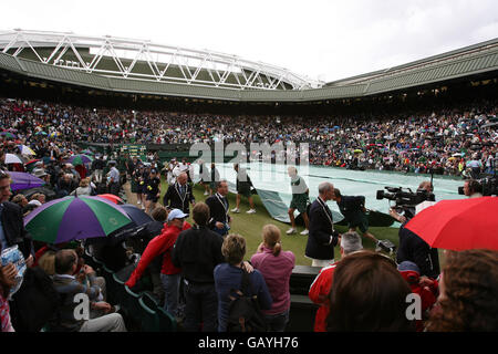 Une vue des couvertures tirées sur Center court lors de la finale masculine entre Rafael Nadal en Espagne et Roger Federer en Suisse lors des championnats de Wimbledon 2008 au All England tennis Club de Wimbledon. Banque D'Images