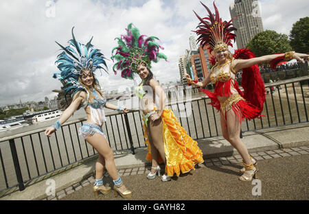 Des danseurs brésiliens de la Latin Fusion Dance Company célèbrent le 50e anniversaire de Bossa Nova sur la rive sud de la Tamise à Londres. Banque D'Images