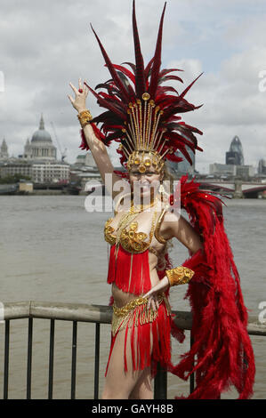 Des danseurs brésiliens de la Latin Fusion Dance Company célèbrent le 50e anniversaire de Bossa Nova sur la rive sud de la Tamise à Londres. Banque D'Images