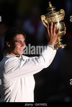 Rafael Nadal en Espagne célèbre sa victoire contre Roger Federer en Suisse lors de la finale des hommes lors des championnats de Wimbledon 2008 au All England tennis Club de Wimbledon. Banque D'Images