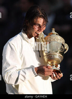 Rafael Nadal en Espagne célèbre sa victoire contre Roger Federer en Suisse lors de la finale des hommes lors des championnats de Wimbledon 2008 au All England tennis Club de Wimbledon. Banque D'Images