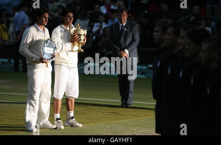 Rafael Nadal en Espagne et Roger Federer en Suisse avec leurs trophées après la finale des hommes lors des championnats de Wimbledon 2008 au All England tennis Club de Wimbledon. Banque D'Images