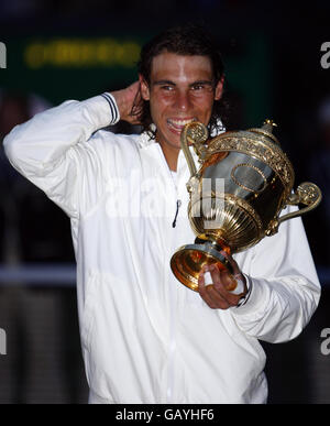 Rafael Nadal, en Espagne, célèbre sa victoire contre Roger Federer, en Suisse, après la finale des hommes lors des championnats de Wimbledon 2008 au All England tennis Club de Wimbledon. Banque D'Images