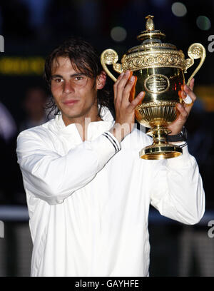 Rafael Nadal, en Espagne, célèbre sa victoire contre Roger Federer, en Suisse, après la finale des hommes lors des championnats de Wimbledon 2008 au All England tennis Club de Wimbledon. Banque D'Images