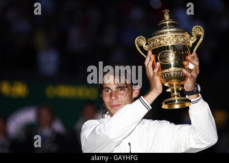 Rafael Nadal en Espagne célèbre sa victoire contre Roger Federer en Suisse après la finale masculine lors des championnats de Wimbledon 2008 au All England tennis Club de Wimbledon. Banque D'Images