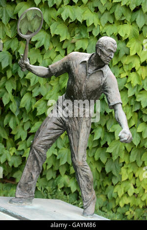 Tennis - Championnats de Wimbledon 2008 - septième jour - le All England Club.La statue de Fred Perry au All England Lawn tennis and Croquet Club Banque D'Images