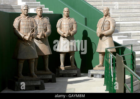 L-R: Vue générale de quatre statues de Roger Federer, Novak Djokovic, David Ferrer et Fernando Gonzalez vêtues de guerriers en terre cuite à la nouvelle cour 2 Banque D'Images