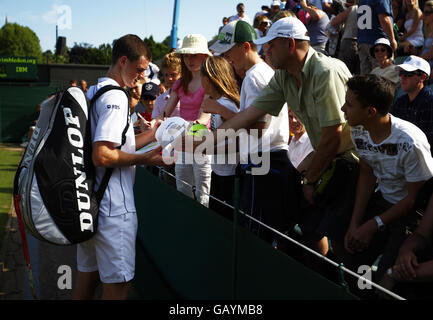 Jamie Murray, en Grande-Bretagne, signe des autographes lors des championnats de Wimbledon 2008 au All England tennis Club de Wimbledon. Banque D'Images