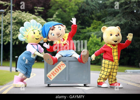 Excursion Milkshake - Leicester.La visite Milkshake au de Montford Hall de Leicester.(G-D) Fifi, Noddy et Rupert arrivent pour commencer la visite. Banque D'Images