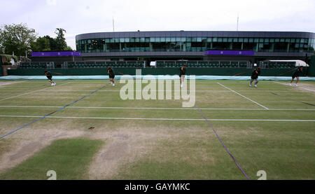 Tennis - Championnat de Wimbledon 2008 - neuvième jour - le All England Club.Le personnel au sol tire les couvertures tandis que la pluie légère tombe pendant les championnats de Wimbledon 2008 au All England tennis Club de Wimbledon. Banque D'Images