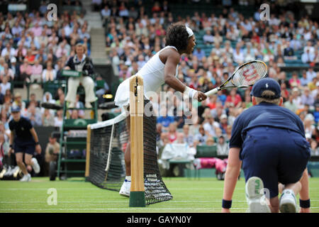 Serena Williams aux États-Unis court sur le net lors de son match contre l'Amélie Mauresmo en France lors des championnats de Wimbledon 2008 au All England tennis Club de Wimbledon. Banque D'Images