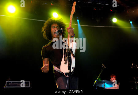 Reggie YoungBlood of the Black Kids se présentant pendant la deuxième journée du festival O2 Wireless à Hyde Park, dans le centre de Londres. Banque D'Images