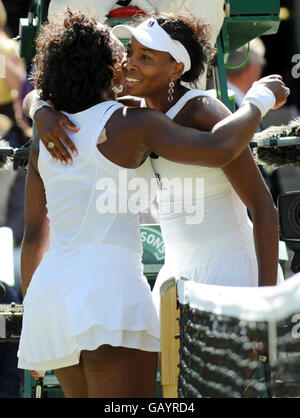 Venus Williams des États-Unis célèbre sa victoire contre Serena Williams des États-Unis dans leur match final féminin lors des Championnats de Wimbledon 2008 au All England tennis Club de Wimbledon. Banque D'Images