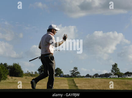 Graeme McDowell, de l'Irlande, a applaudi son putt sur le 17ème vert lors du 3ème tour lors de l'Open d'Europe au London Golf Club, Ash, Kent. Banque D'Images