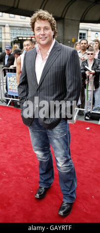 Michael ball arrive à la première de Disney's High School musical - Live on Stage au Hammersmith Apollo, Londres. Banque D'Images