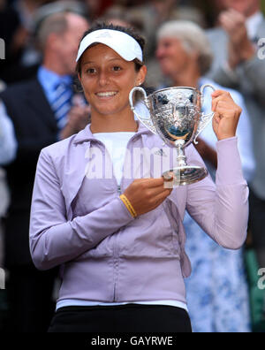 Laura Robson, en Grande-Bretagne, célèbre sa victoire contre Noppawan Lertcheewakarn en Thaïlande avec le trophée lors des championnats de Wimbledon 2008 au All England tennis Club de Wimbledon. Banque D'Images