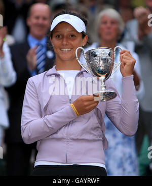 Laura Robson, en Grande-Bretagne, célèbre sa victoire contre Noppawan Lertcheewakarn en Thaïlande avec le trophée lors des championnats de Wimbledon 2008 au All England tennis Club de Wimbledon. Banque D'Images