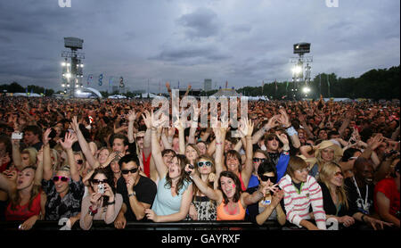 O2 Wireless Festival - jour 3.La foule qui regarde Fatboy Slim se produire pendant la troisième journée du festival O2 Wireless à Hyde Park, Londres. Banque D'Images