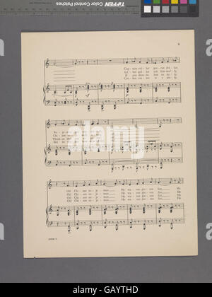 Couverture de la comédie musicale « San Toy » mettant en vedette deux Chinois tenant un drapeau listant les titres des chansons. Banque D'Images