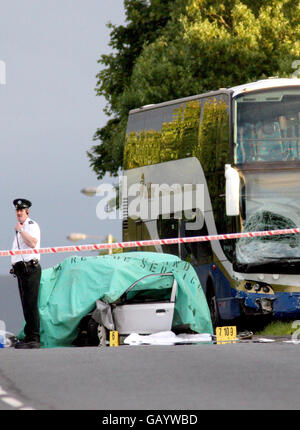 Une vue générale de la scène d'un accident impliquant deux voitures et un bus dans le comté d'Antrim où deux hommes voyageant dans la même voiture ont été tués. L'accident s'est produit sur la route principale entre Belfast et Larne, Co Antrim, près du village de Ballynure, en Irlande du Nord. Banque D'Images