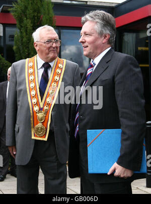 Le premier ministre d'Irlande du Nord, Peter Robinson (à droite), rencontre Dawson Bailie, membre de l'ordre d'Orange, lors du lancement de l'Orangefest de Belfast, Park Avenue Hotel, est de Belfast, Irlande du Nord. Banque D'Images