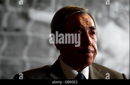 Gordon Banks, ancien gardien de but de l'Angleterre, lors d'une conférence de presse au stade Britannia de Stoke City, en prévision d'un match des célébrités Gordon Banks XI contre Pele XI. Banque D'Images