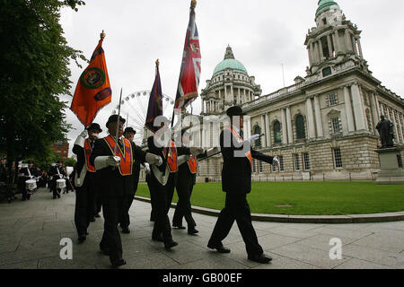 Un demi-million d'attendre pour ordre d'Orange marches Banque D'Images