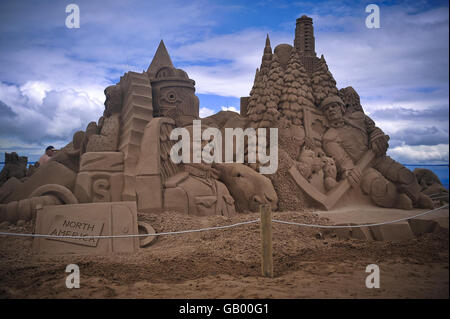 Une sculpture de sable nord-américaine, composée de totems, d'ours, d'un joueur de hockey, de sapins et de bâtiments sculptés par Jill et Thomas de Floride, se trouve sur la plage Weston-Super-Mare. Banque D'Images