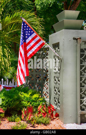 Drapeau américain à l'extérieur de l'Edison & Ford Winter Estates à Fort Myers, FL pour le 4 juillet Banque D'Images