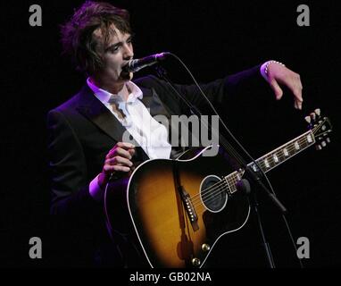 Pete Doherty se produit sur scène au Royal Albert Hall de Londres. Banque D'Images