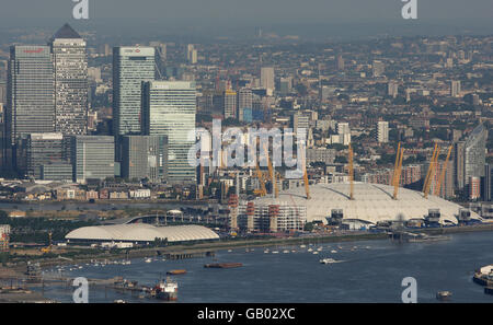 Photo aérienne montrant Canary Wharf et l'O2 Arena, anciennement appelé Millennium Dome. Banque D'Images