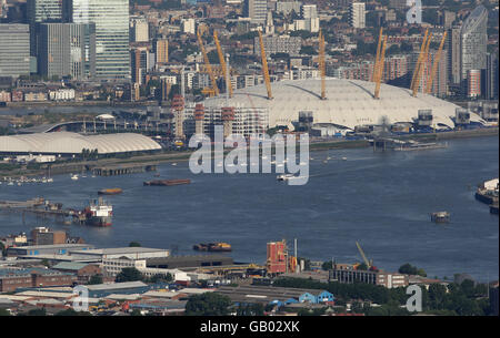 La photo aérienne montre l'O2 Arena, anciennement appelé Millennium Dome, le long de la Tamise, à Londres. Banque D'Images