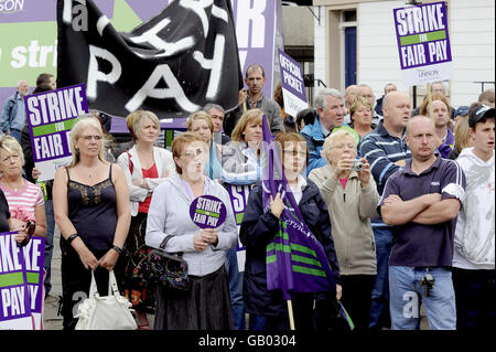 Les travailleurs du secteur public et les membres du syndicat UNISON Avec des partisans écoutez comme leur Secrétaire général Dave Pentis donne Un discours à un rassemblement de grévistes à Wakefield aujourd'hui Banque D'Images