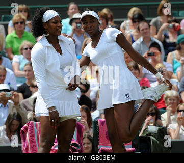 Serena (à gauche) des États-Unis et venus Williams avant leur double match lors des championnats de Wimbledon 2008 au All England tennis Club de Wimbledon. Banque D'Images