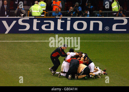 Football - Ligue des champions de l'UEFA - finale - Juventus c. AC Milan. Les joueurs de l'AC Milan célèbrent la victoire sur Juventus Banque D'Images