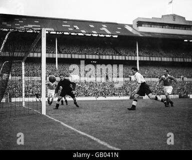 Football - League Division One - Tottenham Hotspur v Blackpool - White Hart Lane.Le ballon qui bat le gardien de but de Tottenham Ted Ditchburn pour le troisième but de Blackpool. Banque D'Images