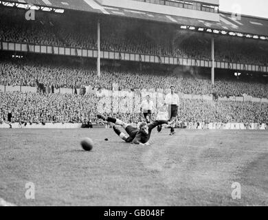 Football - League Division One - Tottenham Hotspur v Blackpool - White Hart Lane.Ted Ditchburn, gardien de but de Tottenham, observe avec inquiétude un passage de tir large du poteau de but. Banque D'Images