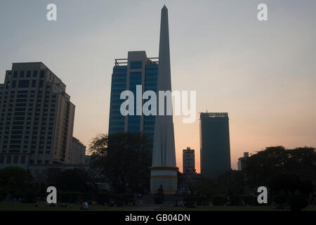 Le parc Maha Bandoola avec le Monument de l'indépendance de la ville de Yangon au Myanmar en Southeastasia. Banque D'Images